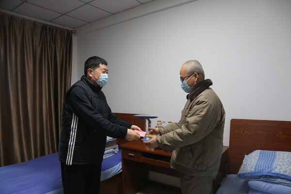 1643185952606874.jpg 慰问 难题职工.jpg