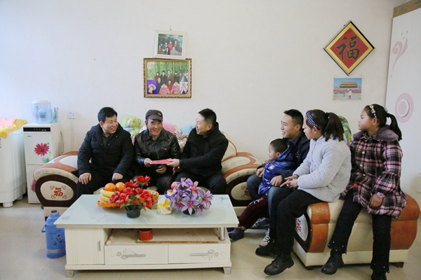 1643415956143247.jpg 李建伟、孙海龙探望难题职工.JPG