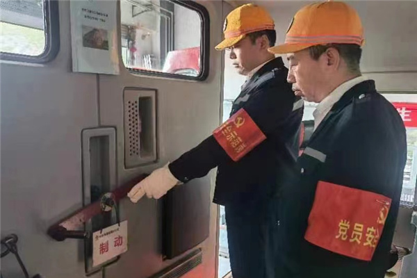 1656289616170521.jpg 党员对责任区装备举行检查.jpg