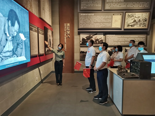 1658475579171230.jpg 追随解说员聆听历史.jpg