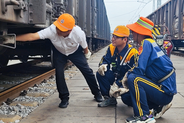 1694480766328667.jpg 紧盯要害部位_副本.jpg